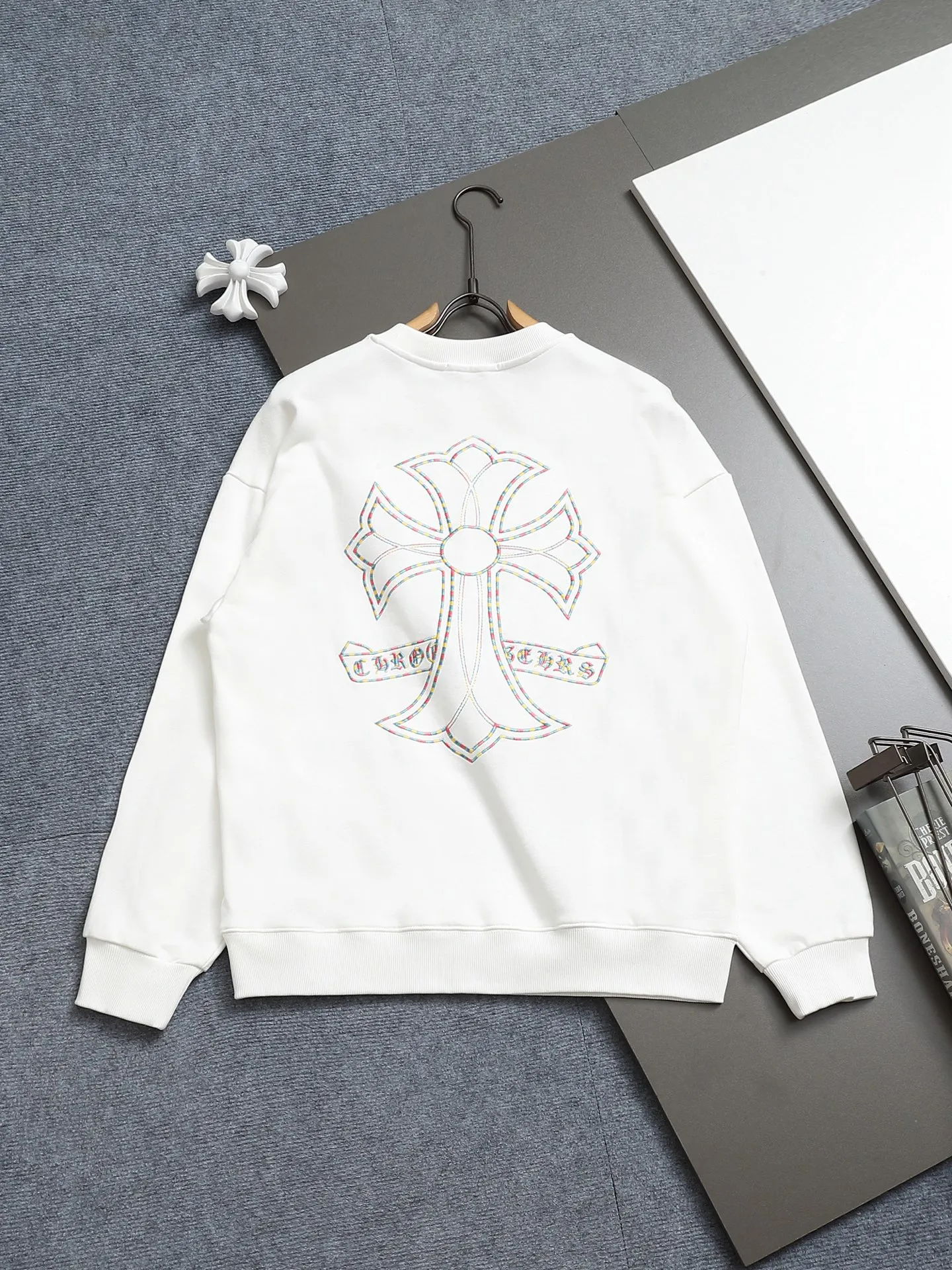 P250 Chrome hearts ch Chrome hearts cross horseshoe LOGO round-neck sweatshirt with thousands of needle embroidery crafts. Large version. Loose and stylish. The difference is the low version, the slim version, the upper body and the crotch. 100% commitment: top quality, not fast food. The highest version on the market. Top quality, 450 grams. 26 custom-dyed double yarn cotton, the same style for men and women, complete with three standards. Color: Black White Size: SMLXL
